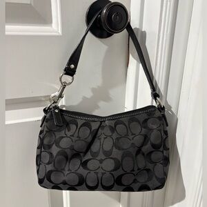 🍎🍎SOLD🍎🍎Coach black signature monogram shoulder bag